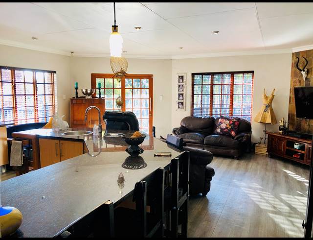 3 BEDROOM FREEHOLD FOR SALE IN ROBERTS ESTATE